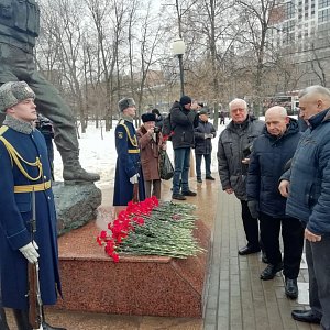 Возложение цветов к памятнику воинам-интернационалистам