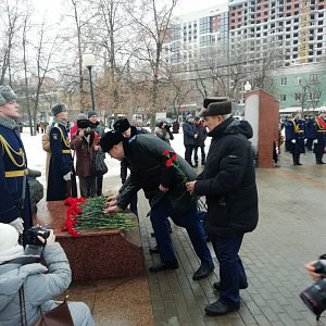 Возложение цветов к памятнику воинам-интернационалистам